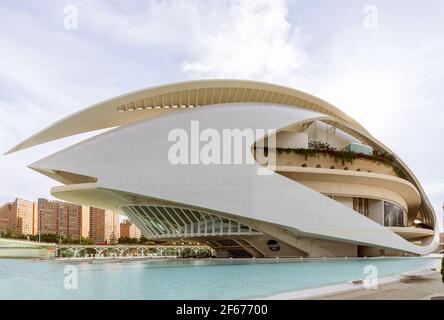Valencia - Spagna. 24 giugno 2019: Bella vista del Teatro dell'Opera (Palau de les Arts Reina Sofia) di Santiago Calatrava Foto Stock