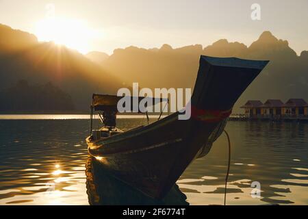 Battello passeggeri sul lago Cheow LAN nel Parco Nazionale di Khao Sok, Thailandia. Cartolina, poster, sfondo Foto Stock