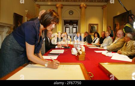 Tracy Emin assume ufficialmente il suo ruolo di Accademico Firmando il rotolo di obbligo alla Royal Academy Di Arte a Londra pic David Sandison Foto Stock