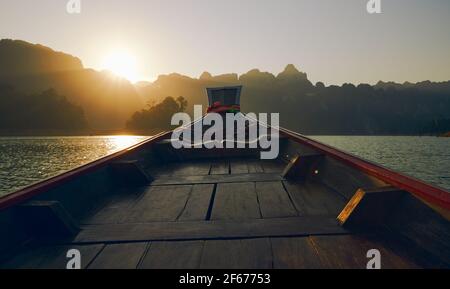 Battello passeggeri sul lago Cheow LAN nel Parco Nazionale di Khao Sok, Thailandia. Cartolina, poster, sfondo Foto Stock