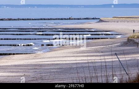 Koserow, Germania. 22 marzo 2021. La spiaggia sulla costa ripida dell'isola del Mar Baltico di Usedom è quasi deserta. Credit: Jens Büttner/dpa-Zentralbild/ZB/dpa/Alamy Live News Foto Stock