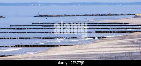 Koserow, Germania. 22 marzo 2021. La spiaggia sulla costa ripida dell'isola del Mar Baltico di Usedom è quasi deserta. Credit: Jens Büttner/dpa-Zentralbild/ZB/dpa/Alamy Live News Foto Stock