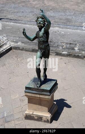Una copia della statua del 'Dancing Faun' nella Casa dell'atrio Faun di Pompei, Italia Foto Stock