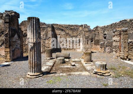 Colonne romane intorno all'impluvio nell'atrio di una domus di Pompei in rovina, Italia Foto Stock