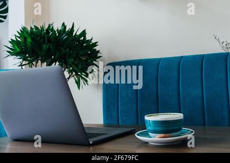 Una grande tazza bianca di cappuccino in mano - An Caffè italiano a base di  espresso con aggiunta di schiuma riscaldata latte Foto stock - Alamy