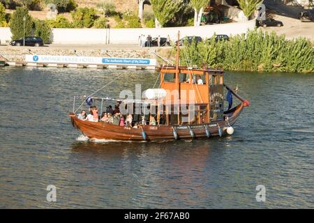 Pinhao, Portogallo - 07 ottobre 2019: Crociera in barca sul fiume Douro Foto Stock