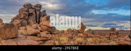 Enormi formazioni rocciose dolerite al Giant's Playground vicino a Keetmanshoop, Namibia, Africa, sfondo cielo nuvoloso Foto Stock