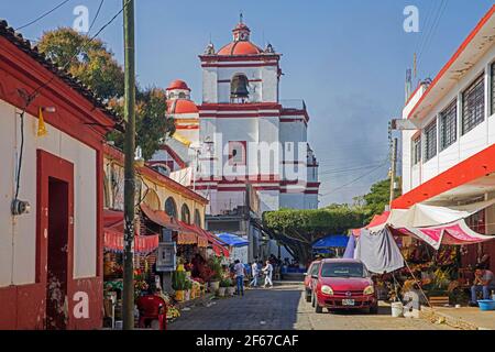 Mercato con bancarelle di fiori e la Chiesa di Santo Domingo 16 ° secolo nella città Chiapa de Corzo, Chiapas, Messico meridionale Foto Stock