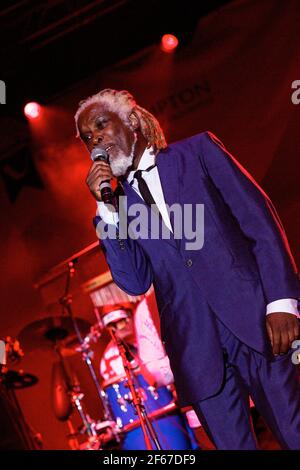 Billy Ocean cantare dal vivo sul palco al Midlands Festival 2010 Foto Stock