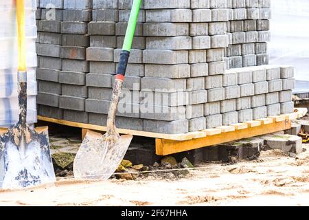 Blocchi di calcestruzzo preparati per la pavimentazione di una strada Foto Stock