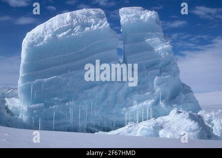 GRANDE CRESTA DI PRESSIONE SUL MARE DI FROZEN AL LARGO DI ROSS ISLAND, ANTARTIDE. Foto Stock