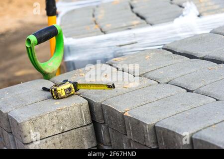 Blocchi di calcestruzzo preparati per la pavimentazione di una strada Foto Stock