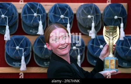 VENDITA DEL SIR ALF RAMSEY COLELCTION DI CIMELI CALCISTICI, A CHRISTIES IL 27 SETTEMBRE.RACHEL DEWHURST DI CHRISTIES CON UNA REPLICA DEL JULES RIMET TROPHY (EST. 500-800) E UNA COLLEZIONE DEI SUOI CAPPELLI INTERNAZIONALI. 22.8.01 PIC:GIOVANNI VOOS Foto Stock