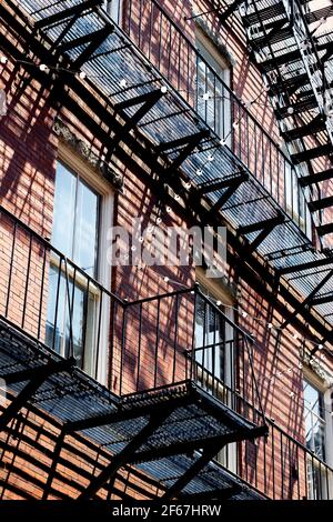 Edificio con fuga dal fuoco nel centro di Boston Seaport nel Massachusetts Foto Stock