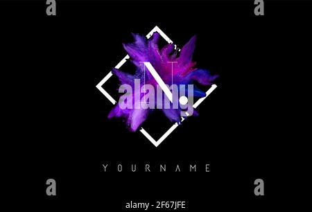 N Logo Letter con inchiostro colorato tratto su cornice quadrata bianca. Illustrazione vettoriale creativa con spruzzi rosa, viola, blu e viola e lett Illustrazione Vettoriale