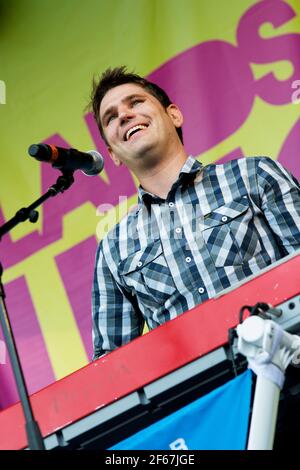 Scouting for Girls che cantano dal vivo sul palco delle Midlands Festival 2010 Foto Stock