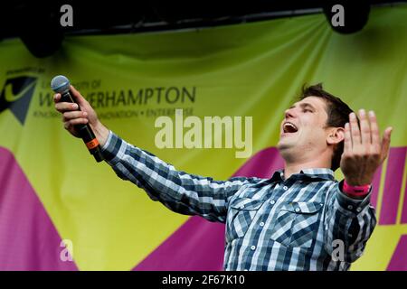 Scouting for Girls che cantano dal vivo sul palco delle Midlands Festival 2010 Foto Stock