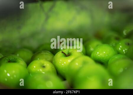 Mele verdi deliziose sulla linea di confezionamento al magazzino della frutta. Industria alimentare. Foto Stock