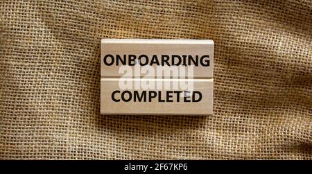 Simbolo di inserimento completato. Blocchi di legno con le parole 'Onboarding completed'. Splendido sfondo in tela. Business, onboarding completed concept, COP Foto Stock