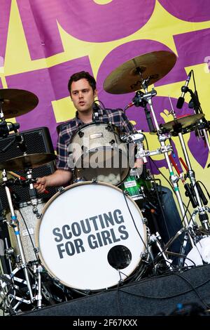 Peter Ellard di Scouting for Girls che batterono dal vivo sul palco Al Midlands Festival 2010 Foto Stock