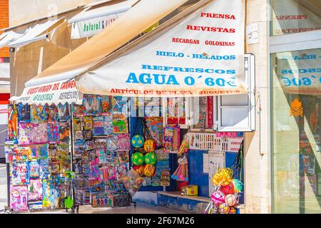 Punta Umbría, Huelva, Spagna - 21 marzo 2021: Negozio tipico di giornali e riviste, giocattoli, articoli da spiaggia e souvenir nella via 'Calle Anchaa' di Foto Stock