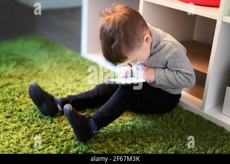 Little boy gioca con lo smartphone Foto Stock