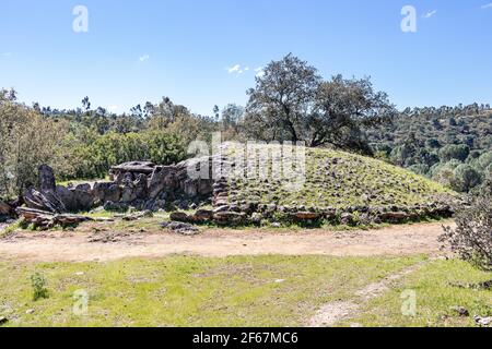 El Pozuelo complesso megalitico dolmen a Huelva, Andalusia, Spagna. Dolmen numero 7 Foto Stock