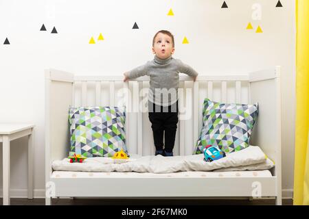 Il giovane caucasico gioca con giocattoli colorati Foto Stock