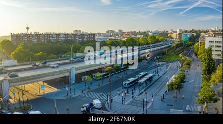 Vista aerea sul terminal dei trasporti pubblici per tram e autobus vicino alla strada multilinea (Périphérique Ring, Parigi). Logistica urbana Foto Stock