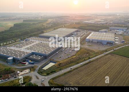 Visione generale dell'areale logistico di distribuzione a Dourges da drone. Grandi magazzini con tetto piatto. Trasporti e logistica. Foto Stock