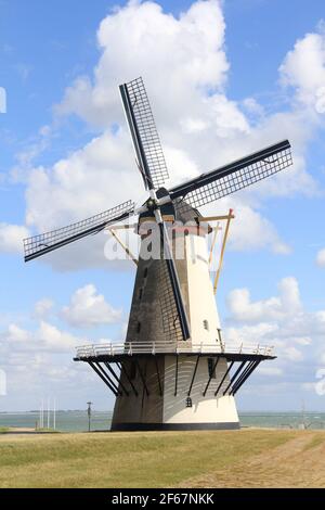 Un bel vecchio mulino a vento storico, con quattro ali Foto Stock