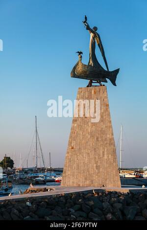 Nessebar, Bulgaria - 21 luglio 2014: Statua di San Nicola nel centro storico di Nessebar, foto verticale Foto Stock