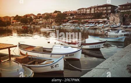 Nessebar, Bulgaria - 20 luglio 2014: Piccole barche da pesca sono ormeggiate nel vecchio porto di Nesebar. Foto stilizzata d'epoca con effetto filtro tonale Foto Stock