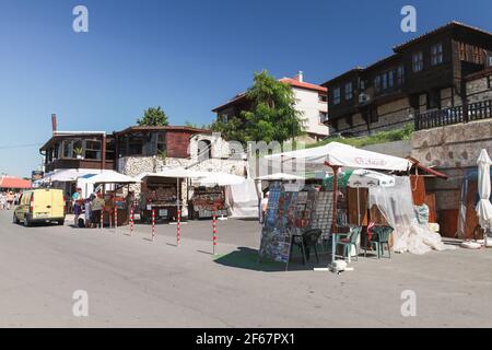 Nessebar, Bulgaria - 21 luglio 2014: Vista costiera della vecchia Nessebur. La gente è sulla strada Foto Stock