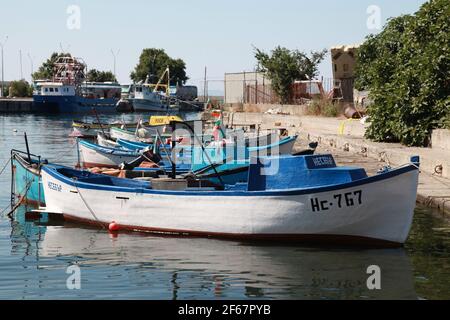 Nessebar, Bulgaria - 21 luglio 2014: Le barche da pesca sono ormeggiate nel vecchio porto di Nesebar Foto Stock