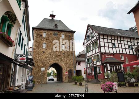 GERMANIA, BAD Münstereifel - AGOSTO 10,2020: Il Tor Orchiheimer visto dal centro storico della città Foto Stock