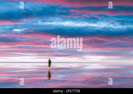 Un turista si trova in acque calme Foto Stock