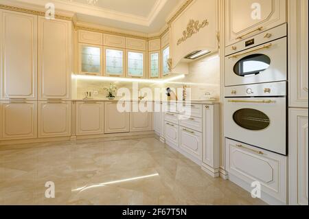 Interni di lusso con cucina classica beige e oro Foto Stock