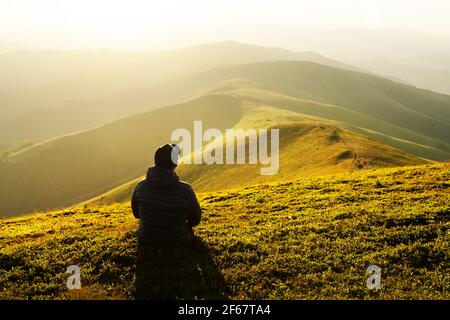 Solo turistico sul bordo della collina di montagna Foto Stock