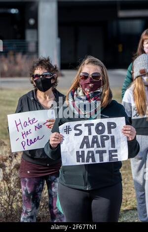 Maple Grove, Minnesota. 25 marzo 2021. Fermare la protesta di odio asiatico per ricordare le vittime degli assassini di Atlanta. Foto Stock