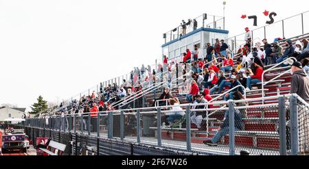 West Islip, New York, USA - 28 marzo 2021: I tifosi in piedi per la prima volta dal COVID-19 hanno chiuso gli sport della scuola superiore in una partita di calcio. Foto Stock