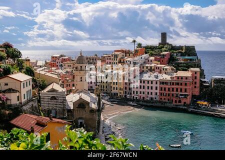 Classic Postcard Aerial View of Vernazza, cinque Terre, Italy - Case colorate e un bellissimo Porto Naturale con acqua blu brillante Foto Stock