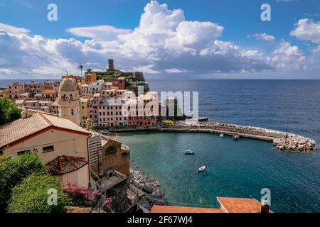 Classic Postcard Aerial View of Vernazza, cinque Terre, Italy - Case colorate e un bellissimo Porto Naturale con acqua blu brillante Foto Stock