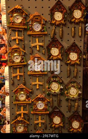 29 giugno 2017, Germania. Splendidi orologi a cucù in legno in mostra per la vendita presso il negozio di souvenir della Foresta Nera Germania. Foto Stock