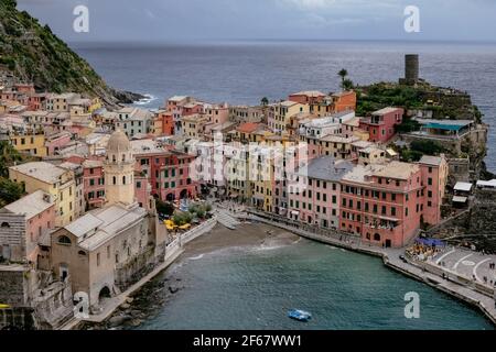 Classic Postcard Aerial View of Vernazza, cinque Terre, Italy - Case colorate e un bellissimo Porto Naturale con acqua blu brillante Foto Stock