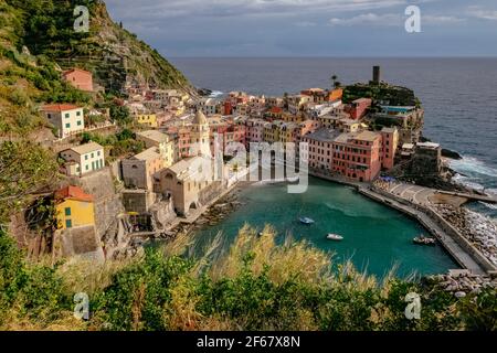 Classic Postcard Aerial View of Vernazza, cinque Terre, Italy - Case colorate e un bellissimo Porto Naturale con acqua blu brillante Foto Stock