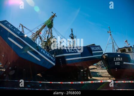 TALCAHUANO, CILE - 21 APRILE 2010: Navi lavate a terra dallo tsunami Foto Stock