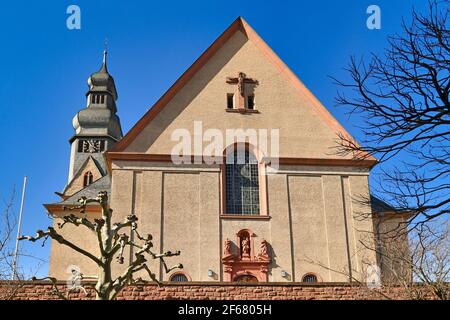 Hofheim, Germania - Marzo 2020: Chiesa parrocchiale cattolica chiamata 'St. Peter e Paolo' Foto Stock