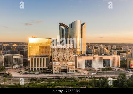 Parigi, Francia - 20 giugno 2020: Vista aerea dei grattacieli di la Defense dopo il blocco durante il tramonto Foto Stock