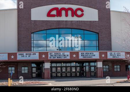 Maple Grove, Minnesota. I cinema AMC ora pubblicizzano sono aperti dopo essere stati chiusi per un anno a causa della pandemia del coronavirus. Foto Stock